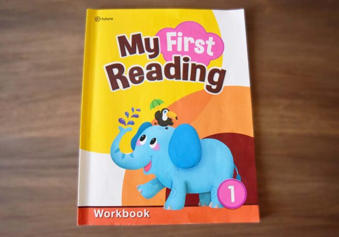 「Student Book」の綴じこみで「Workbook（ドリル）」もあります。