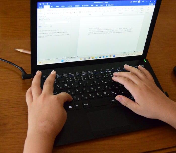 子供がワードを打っている様子