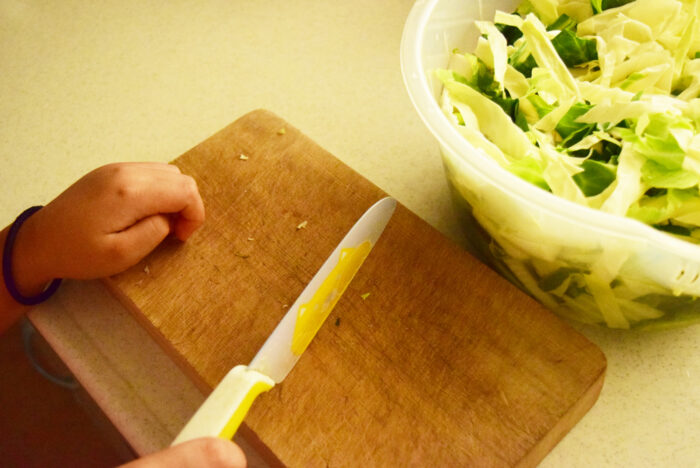小学3年生の娘が野菜をカットしている