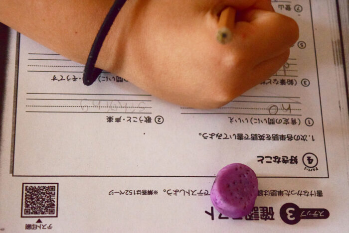 小学3年生の娘が英語の練習をしている