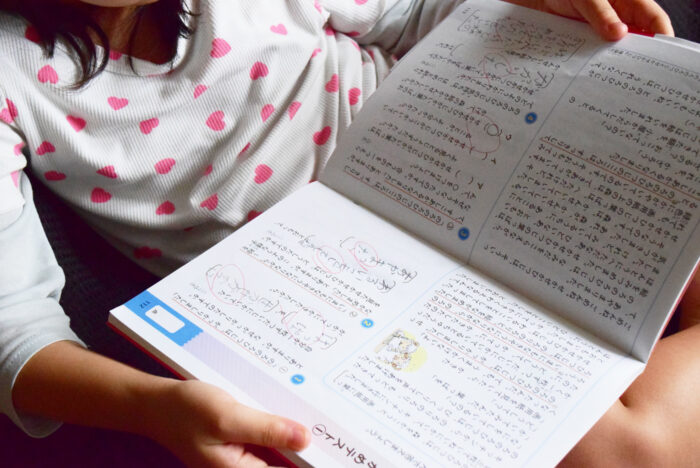 娘が読解問題をやっているシーン