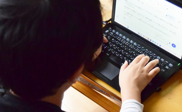 パソコンで文章を書いている