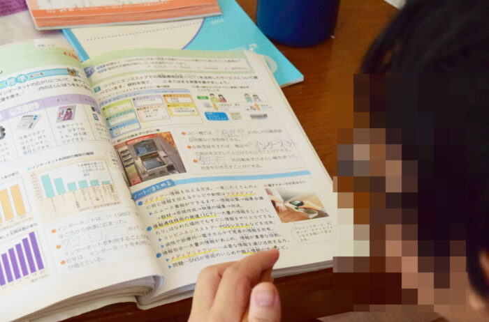 勉強する小学5年生