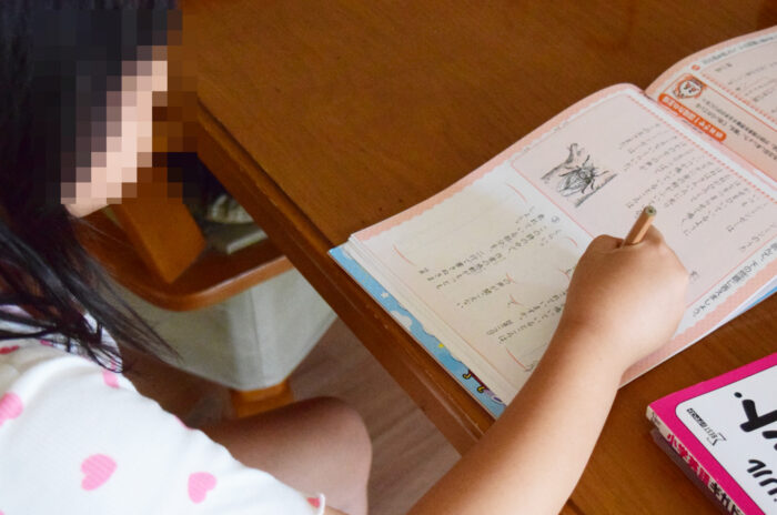 勉強をする小3の娘
