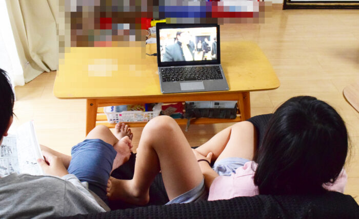 テレビを見ている子供