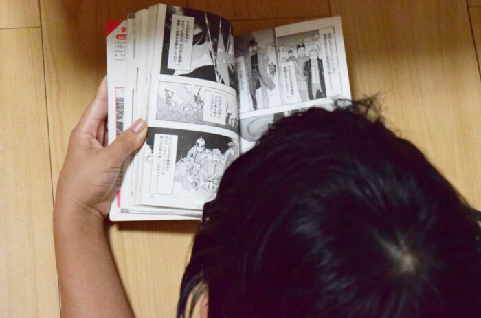 世界の歴史を読んでいる息子