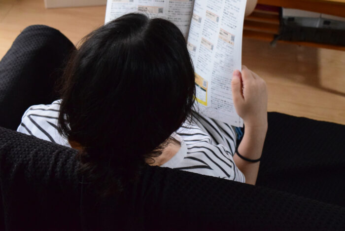 雑誌を読んでいる